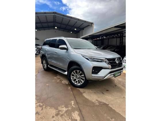 TOYOTA HILUX SW4 2.8 D-4D TURBO DIESEL SRX 7L 4X4 AUTOMÁTICO